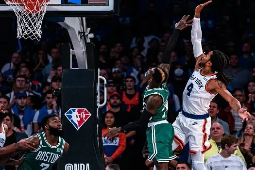 Em duelo com 2 prorrogações, Knicks vencem Celtics na estreia da temporada da NBA