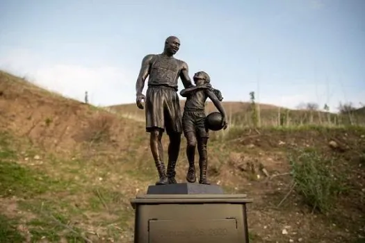 Dois anos após morte de Kobe Bryant, local do acidente ganha estátua do astro