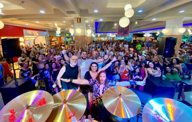 Banda Kubo Mágico encerra programação de aniversário do Brisamar Shopping