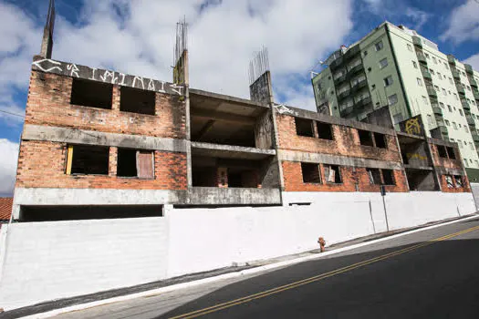 São Caetano lacra prédio abandonado no Bairro Santa Maria