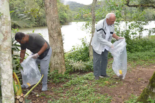 No Dia Mundial da Limpeza, Semasa recolhe resíduos no lago do Pedroso