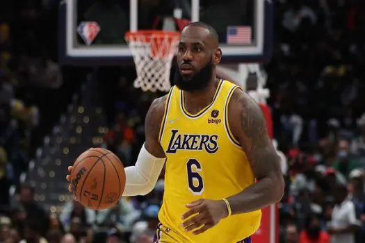 Lakers batem Warriors mesmo com atuações apagadas de LeBron e Davis