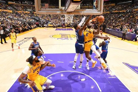 Clippers derrubam Lakers em 1º clássico da temporada da NBA; Bucks vencem