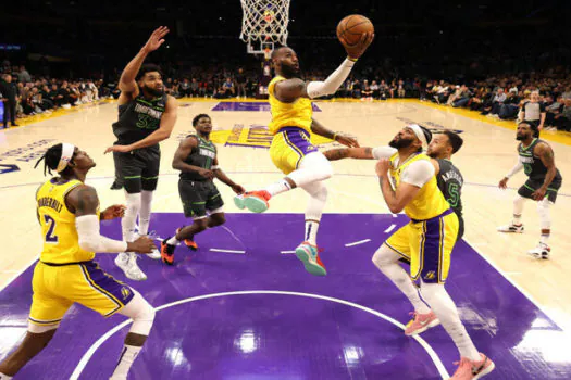 Lakers e Hawks vencem seus jogos no play-in e confirmam vaga nos playoffs da NBA