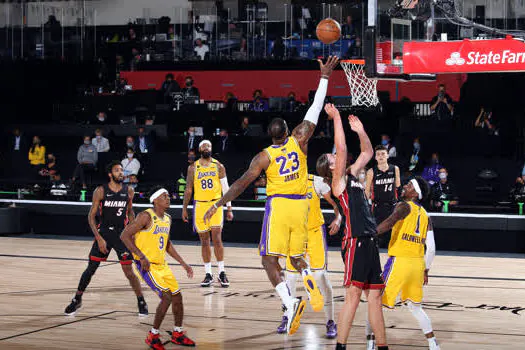 Lakers vencem Miami Heat no primeiro jogo da final da NBA