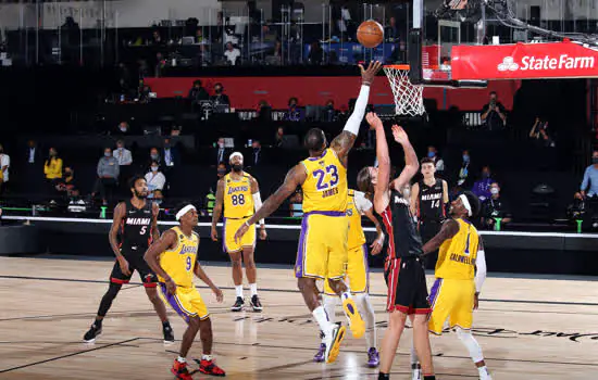 Lakers vencem Miami Heat no primeiro jogo da final da NBA