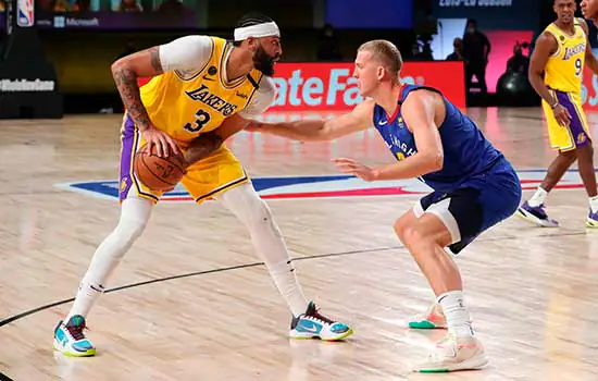 LeBron e Anthony Davis comandam primeira vitória dos Lakers na final da Conferência