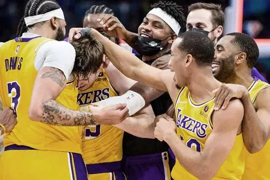 Com cesta de novato no fim, Lakers batem Mavericks na prorrogação; Jazz vence