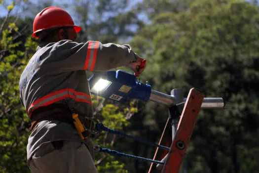 Em Diadema, programa “É Claro que Fica” instala 250 lâmpadas de LED em 30 dias