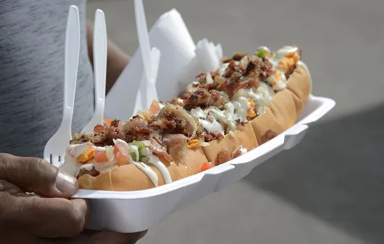 Brasileiro troca refeição por lanche