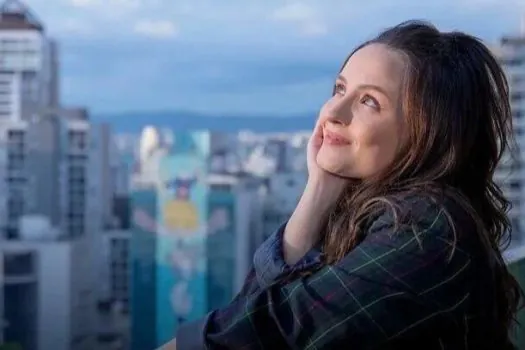 Larissa Manoela prevê o futuro no filme ‘Tá Escrito’