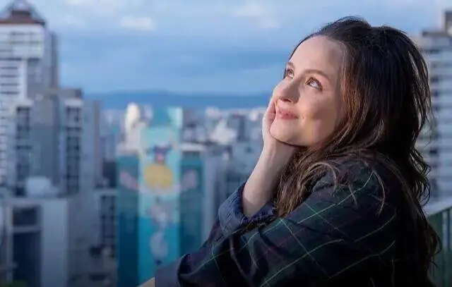 Larissa Manoela prevê o futuro no filme ‘Tá Escrito’