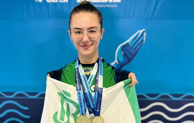 Larissa Rodrigues conquista três ouros no Brasileiro de Natação Paralímpica sub-20