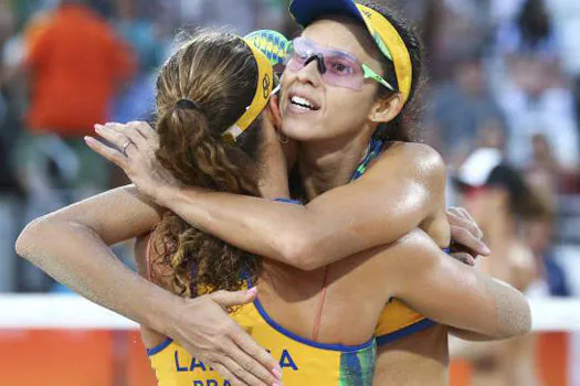 Larissa e Talita vão invictas para oitavas de final do vôlei de praia