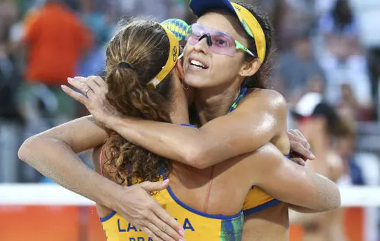 Larissa e Talita vão invictas para oitavas de final do vôlei de praia