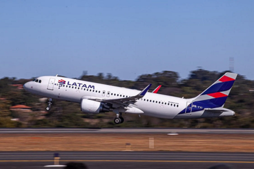 Menino de 9 anos foge em Manaus, entra escondido em avião e viaja para Guarulhos