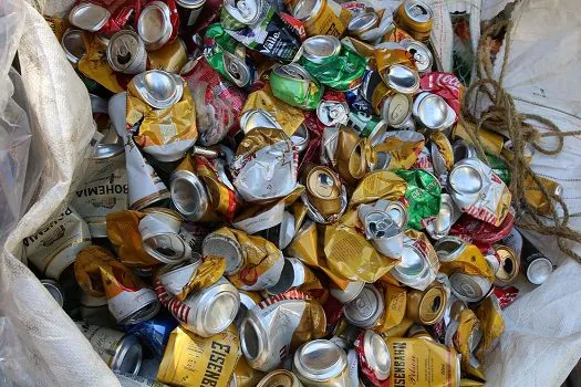 Brasil registra reciclagem de 98,7% de latas de alumínio em 2021