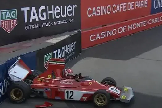 Leclerc sofre maldição caseira e bate Ferrari histórica de Niki Lauda em Mônaco