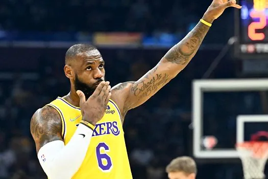 Com “triple-double”, LeBron lidera Lakers em vitória sobre seu ex-time na NBA