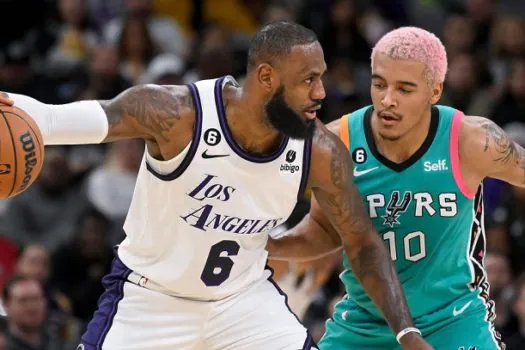 LeBron James retorna e Los Angeles Lakers derrota San Antonio Spurs na NBA