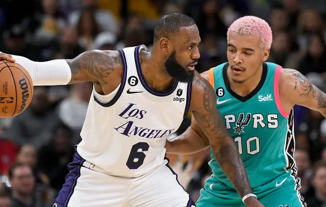 LeBron James retorna e Los Angeles Lakers derrota San Antonio Spurs na NBA