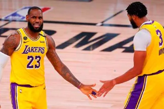 Lakers e Bucks se classificam para as semifinais de suas conferências