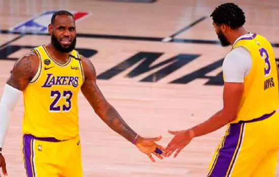 Lakers e Bucks se classificam para as semifinais de suas conferências