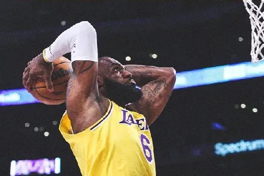 LeBron faz 56 pontos contra Warriors e interrompe série negativa dos Lakers