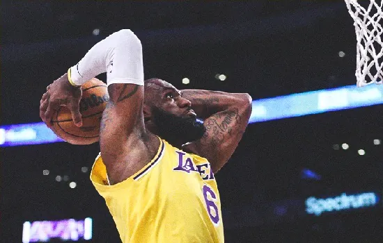 LeBron faz 56 pontos contra Warriors e interrompe série negativa dos Lakers