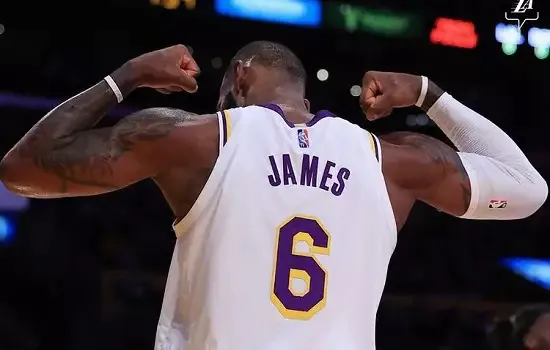 LeBron se torna maior cestinha da NBA na soma de temporadas regulares e playoffs