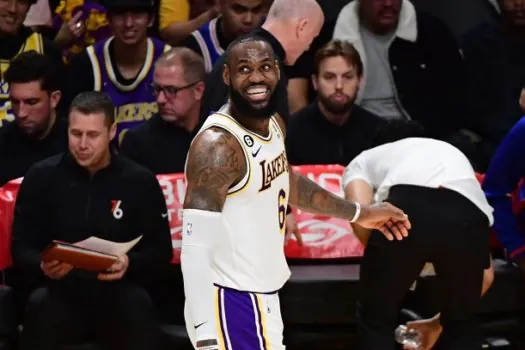 LeBron James faz história, mas Lakers perdem para o Philadelphia 76ers na NBA