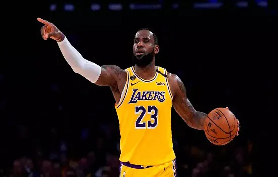 Pesquisa da revista Forbes indica LeBron James como jogador mais bem pago da NBA