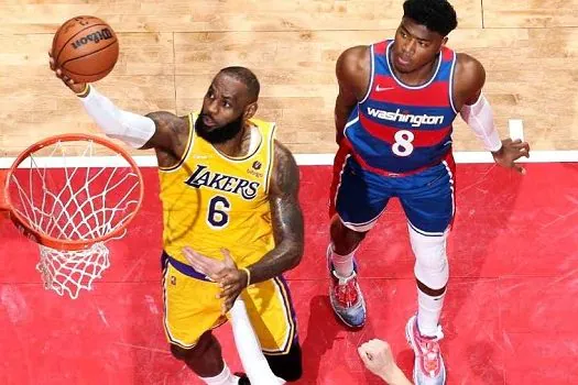 LeBron se torna 2º maior cestinha da NBA, mas é frustrado por derrota dos Lakers