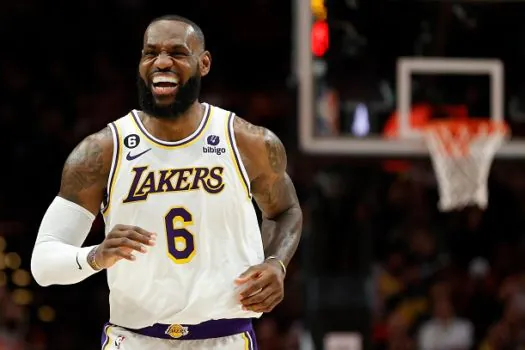 Lakers, Nets e Heat vencem de virada e reagem na temporada da NBA