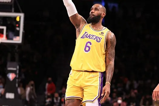 Anthony Davis volta de lesão e Lakers derrotam Nets com show de LeBron James