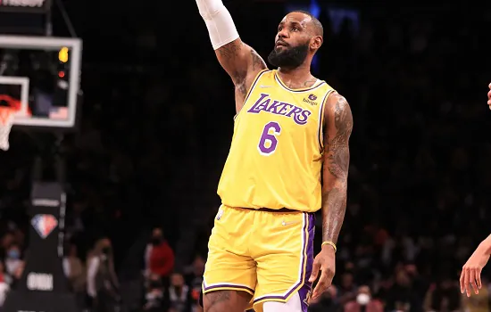 Anthony Davis volta de lesão e Lakers derrotam Nets com show de LeBron James