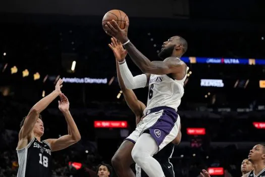 Lakers vencem Spurs com 39 pontos e 11 rebotes do astro LeBron James