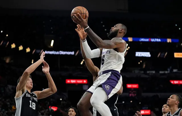 Lakers vencem Spurs com 39 pontos e 11 rebotes do astro LeBron James