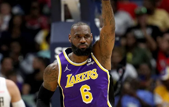 LeBron se irrita em incrível virada que deixa Lakers em situação delicada na NBA