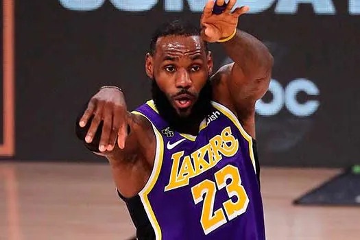 LeBron James volta à quadra contra James Harden neste domingo