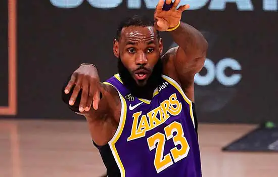 LeBron James volta à quadra contra James Harden neste domingo