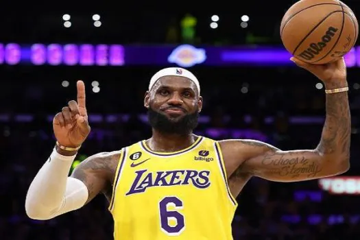 LeBron comemora feito histórico na NBA e ganha elogios de Abdul-Jabbar