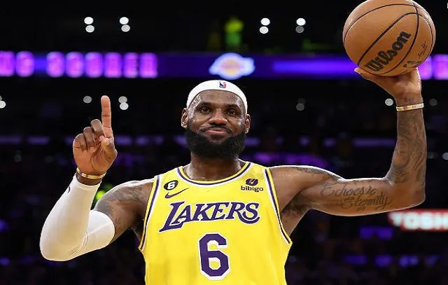 LeBron comemora feito histórico na NBA e ganha elogios de Abdul-Jabbar