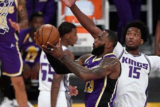 Lakers perdem outra, somam 6 derrotas seguidas e fecham pré-temporada sem vencer