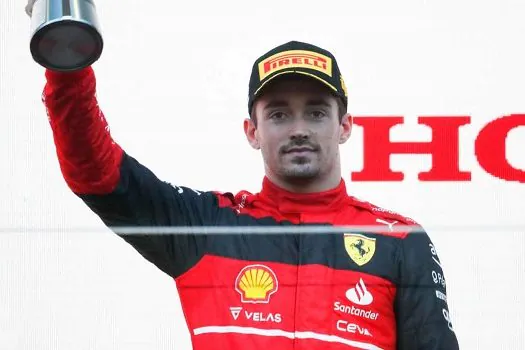 Insatisfeito com ritmo da Ferrari, Leclerc parabeniza Verstappen pelo título