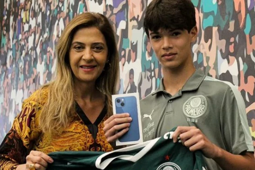 Leila Pereira dá celular para palmeirense que teve aparelho quebrado por Calleri