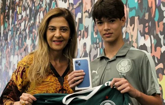 Leila Pereira dá celular para palmeirense que teve aparelho quebrado por Calleri