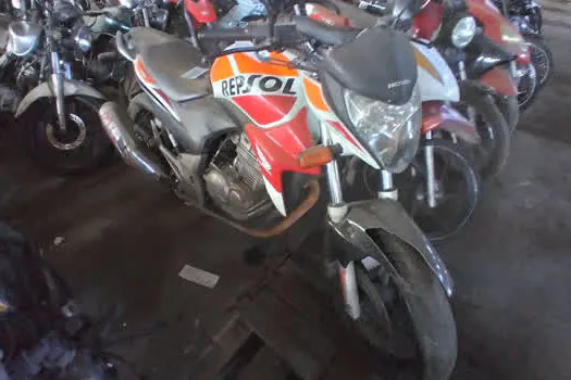 Leilão do Detran.SP em Itaquaquecetuba tem Honda CB 300R com lance inicial de R$ 5 mil