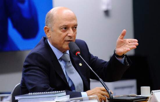 O deputado Lelo Coimbra(PMDB) aceita o cargo recém criado de líder da maioria na Câmara