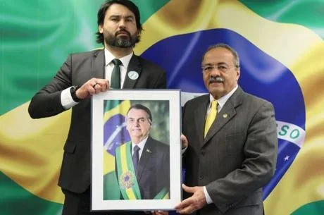 Sobrinho de Bolsonaro pede exoneração de gabinete de senador pego com dinheiro na cueca